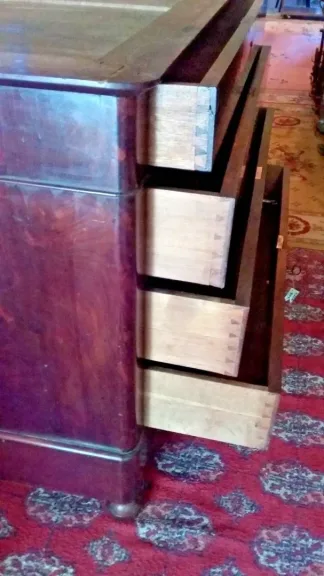 Commode restauration en acajou flammé ouvrant à 4 tiroirs avec son marbre d'origine état d'usage du milieu du XIXème siècle