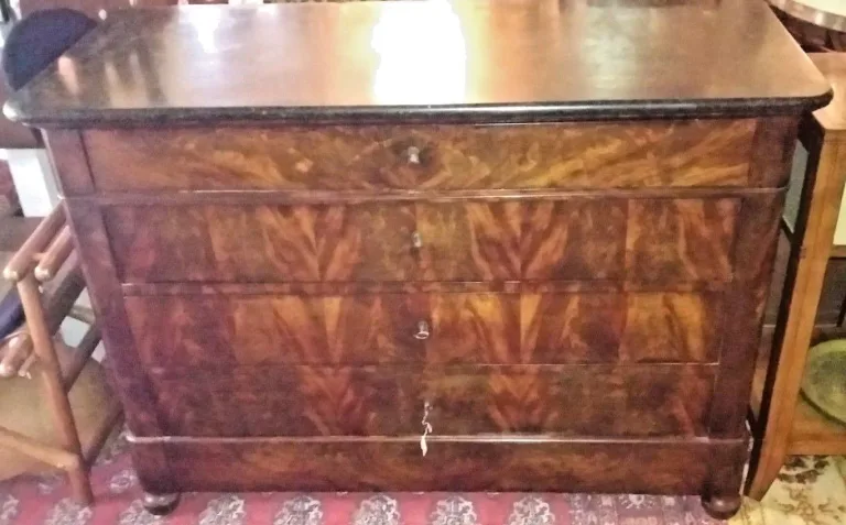 Commode restauration en acajou flammé ouvrant à 4 tiroirs avec son marbre d'origine état d'usage du milieu du XIXème siècle
