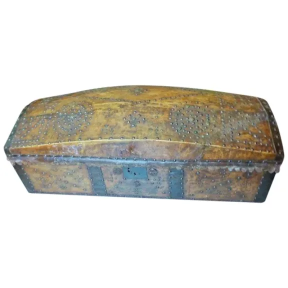 Coffre de voyage style gothique en bois et cuir cloutés fin XVIIIème N°3