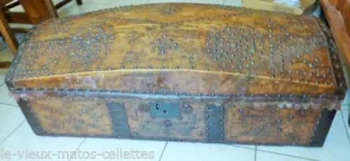 Coffre de voyage style gothique en bois et cuir cloutés fin XVIIIème N°3
