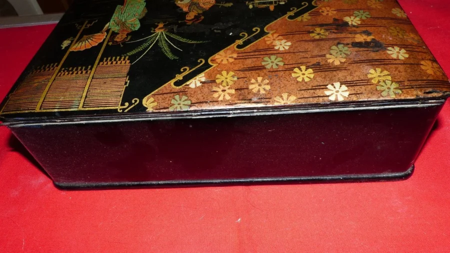 Grande boite asiatique en papier mâché fin XIXème