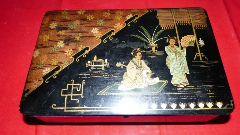 Grande boite asiatique en papier mâché fin XIXème