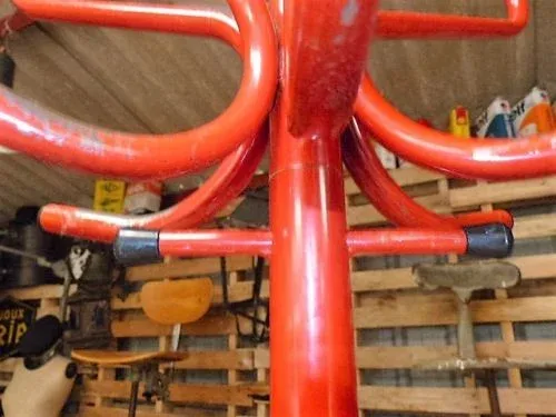 porte-manteau perroquet " Mullca " en fer rouge d'école vintage