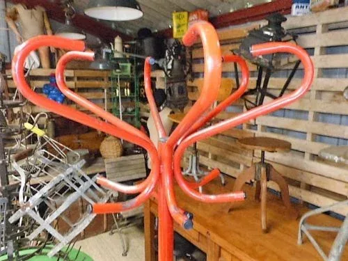 porte-manteau perroquet " Mullca " en fer rouge d'école vintage