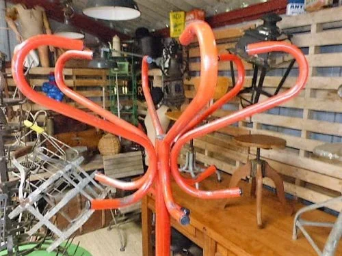porte-manteau perroquet " Mullca " en fer rouge d'école vintage