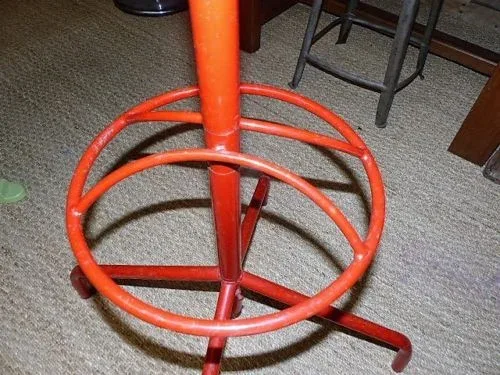 porte-manteau perroquet " Mullca " en fer rouge d'école vintage