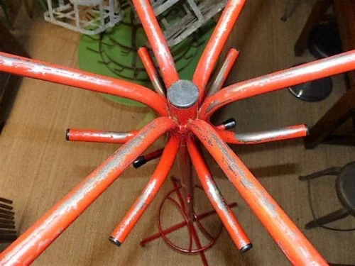 porte-manteau perroquet " Mullca " en fer rouge d'école vintage
