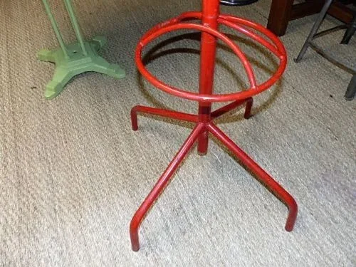 porte-manteau perroquet " Mullca " en fer rouge d'école vintage