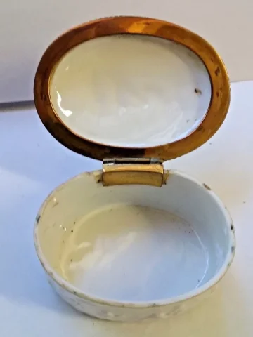 Bonbonnière ou boite en porcelaine et laiton décor chérubins fin 19ème