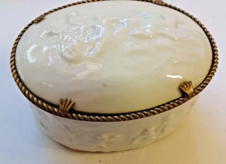 Bonbonnière ou boite en porcelaine et laiton décor chérubins fin 19ème