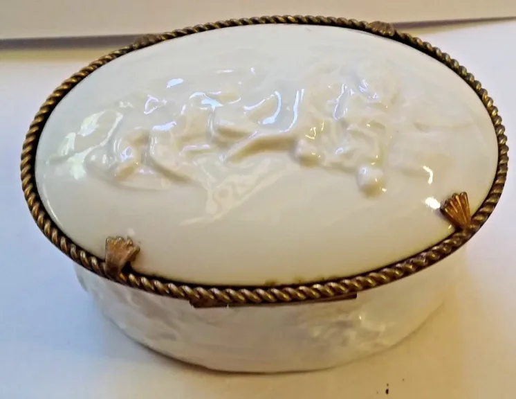 Bonbonnière ou boite en porcelaine et laiton décor chérubins fin 19ème
