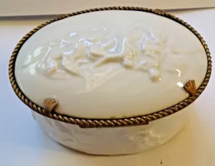 Bonbonnière ou boite en porcelaine et laiton décor chérubins fin 19ème