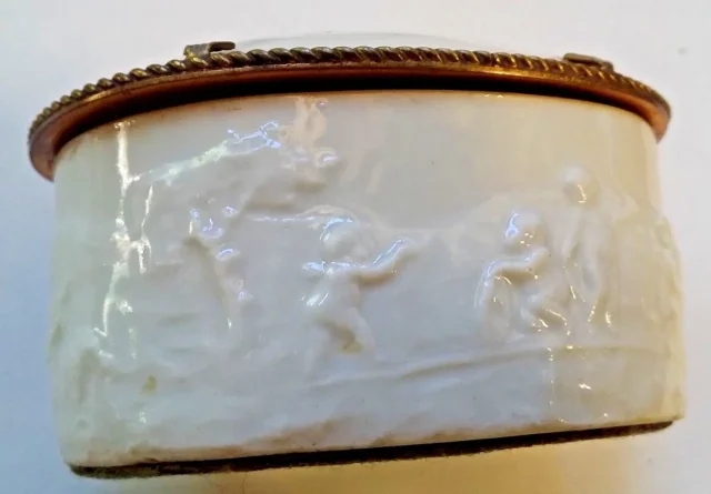 Bonbonnière ou boite en porcelaine et laiton décor chérubins fin 19ème