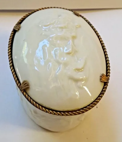 Bonbonnière ou boite en porcelaine et laiton décor chérubins fin 19ème