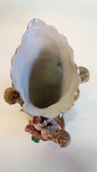Coupe en porcelaine de Meissen polychromé représentant 3 puttis soutenant une coupe ornée d'un décor floral, Probablement XIXe siècle marque sous la base