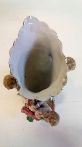 Coupe en porcelaine de Meissen polychromé représentant 3 puttis soutenant une coupe ornée d'un décor floral, Probablement XIXe siècle marque sous la base