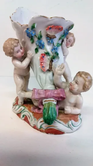 Coupe en porcelaine de Meissen polychromé représentant 3 puttis soutenant une coupe ornée d'un décor floral, Probablement XIXe siècle marque sous la base
