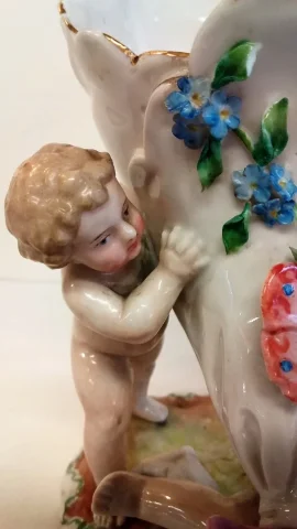 Coupe en porcelaine de Meissen polychromé représentant 3 puttis soutenant une coupe ornée d'un décor floral, Probablement XIXe siècle marque sous la base