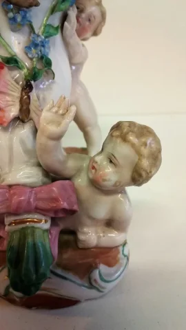 Coupe en porcelaine de Meissen polychromé représentant 3 puttis soutenant une coupe ornée d'un décor floral, Probablement XIXe siècle marque sous la base