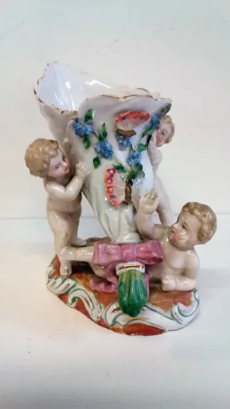 Coupe en porcelaine de Meissen polychromé représentant 3 puttis soutenant une coupe ornée d'un décor floral, Probablement XIXe siècle marque sous la base