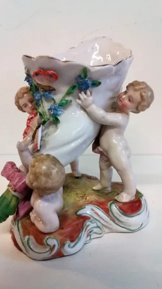 Coupe en porcelaine de Meissen polychromé représentant 3 puttis soutenant une coupe ornée d'un décor floral, Probablement XIXe siècle marque sous la base