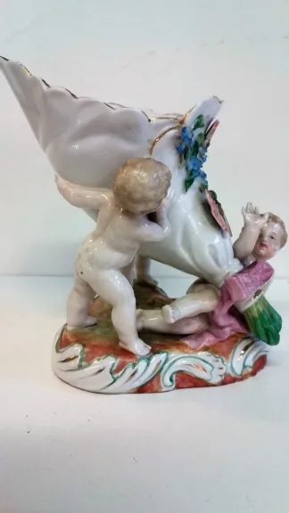 Coupe en porcelaine de Meissen polychromé représentant 3 puttis soutenant une coupe ornée d'un décor floral, Probablement XIXe siècle marque sous la base