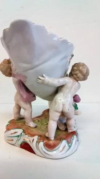 Coupe en porcelaine de Meissen polychromé représentant 3 puttis soutenant une coupe ornée d'un décor floral, Probablement XIXe siècle marque sous la base