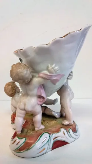 Coupe en porcelaine de Meissen polychromé représentant 3 puttis soutenant une coupe ornée d'un décor floral, Probablement XIXe siècle marque sous la base
