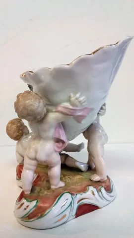 Coupe en porcelaine de Meissen polychromé représentant 3 puttis soutenant une coupe ornée d'un décor floral, Probablement XIXe siècle marque sous la base