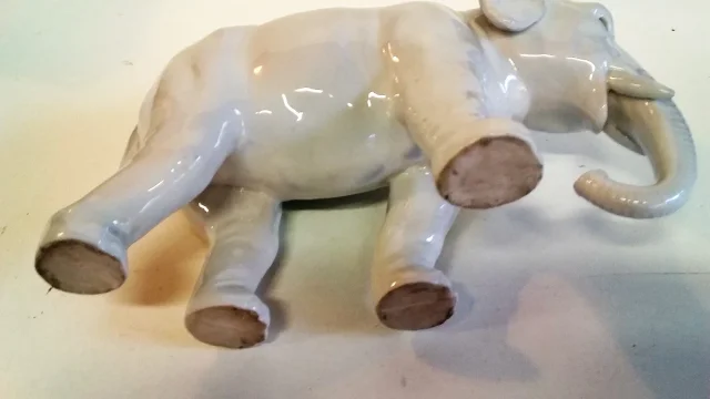 Eléphant en porcelaine style Copenhague début 20ème