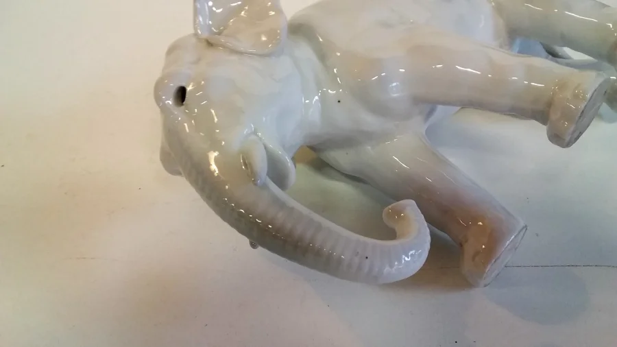 Eléphant en porcelaine style Copenhague début 20ème