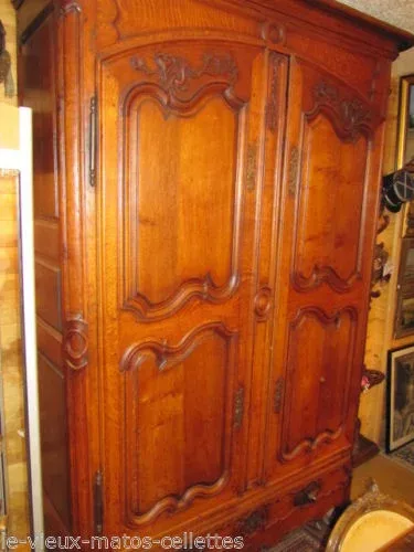 Armoire régionale de mariage en chêne époque 18ème