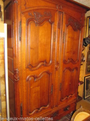 Armoire régionale de mariage en chêne époque 18ème