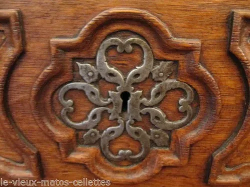 Armoire régionale de mariage en chêne époque 18ème