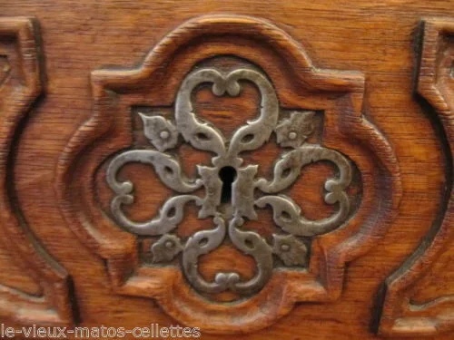 Armoire régionale de mariage en chêne époque 18ème