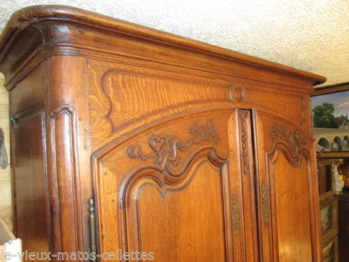 Armoire régionale de mariage en chêne époque 18ème