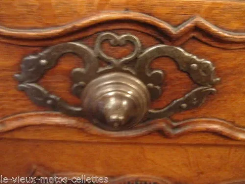 Armoire régionale de mariage en chêne époque 18ème