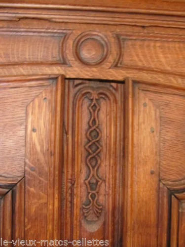 Armoire régionale de mariage en chêne époque 18ème