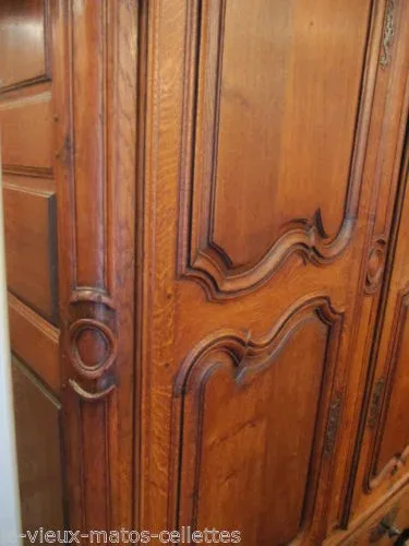 Armoire régionale de mariage en chêne époque 18ème