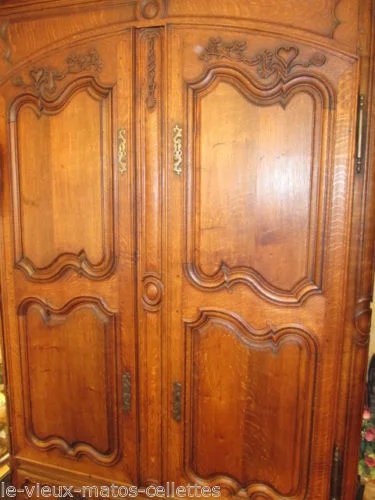 Armoire régionale de mariage en chêne époque 18ème