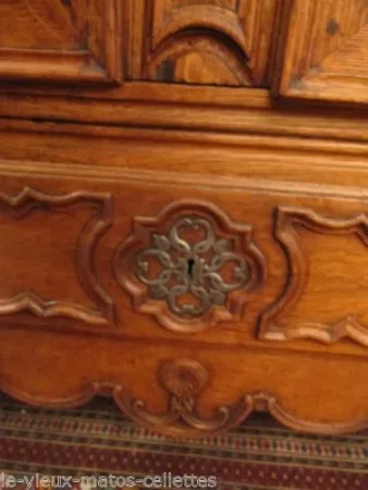 Armoire régionale de mariage en chêne époque 18ème