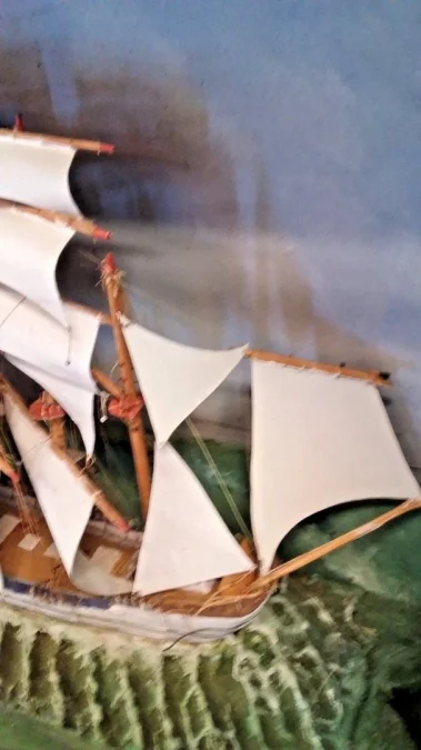 Diorama avec maquette de bateau a voiles fin 19ème