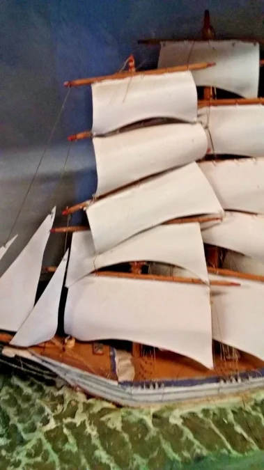 Diorama avec maquette de bateau a voiles fin 19ème