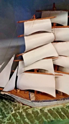 Diorama avec maquette de bateau a voiles fin 19ème