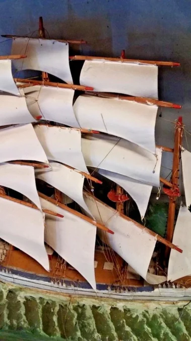 Diorama avec maquette de bateau a voiles fin 19ème