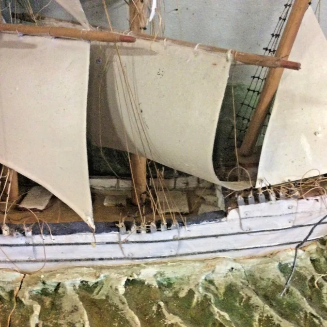 Diorama avec maquette de bateau a voiles fin 19ème
