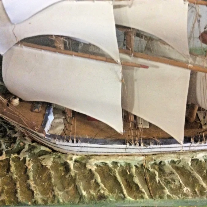 Diorama avec maquette de bateau a voiles fin 19ème