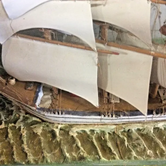 Diorama avec maquette de bateau a voiles fin 19ème