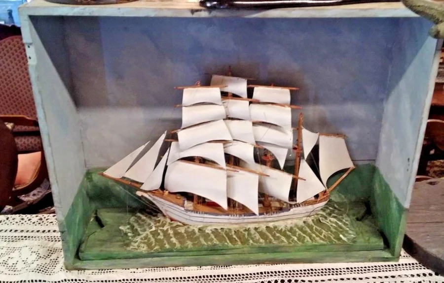 Diorama avec maquette de bateau a voiles fin 19ème