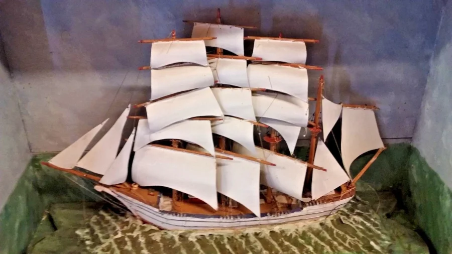 Diorama avec maquette de bateau a voiles fin 19ème